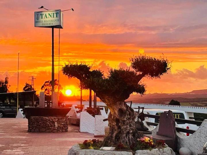 Tanit Hotel Villaggio Ristorante Carbonia Esterno foto